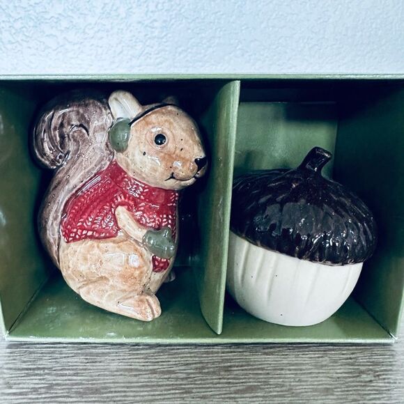 NWT Fall Winter Squirrel Acorn Salt & Pepper Shakers Set - Picture 3 of 6